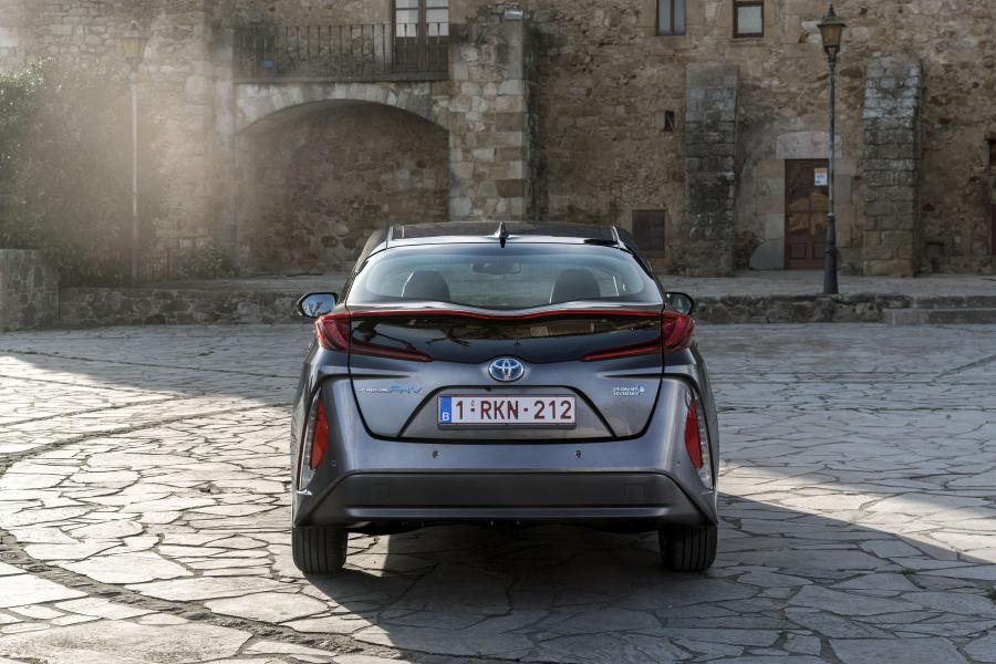 Toyota Prius Plug-in Hybrid 2016 года  (фото 160 из 187)